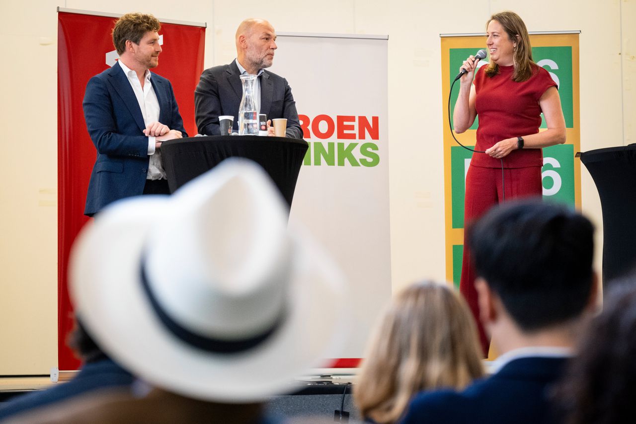 Reinier van Dantzig (D66), Rutger Groot Wassink (GroenLinks), en Marjolein Moorman (PvdA) presenteren het coalitieakkoord en de wethouders van het nieuwe college in Amsterdam.