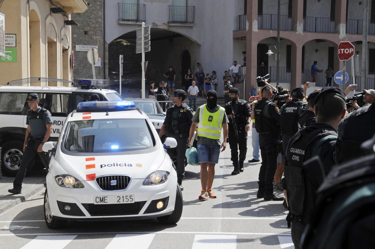 Spaanse agenten in Ripoll, op zoek naar een voortvluchtige verdachte van de aanslagen in Spanje.
