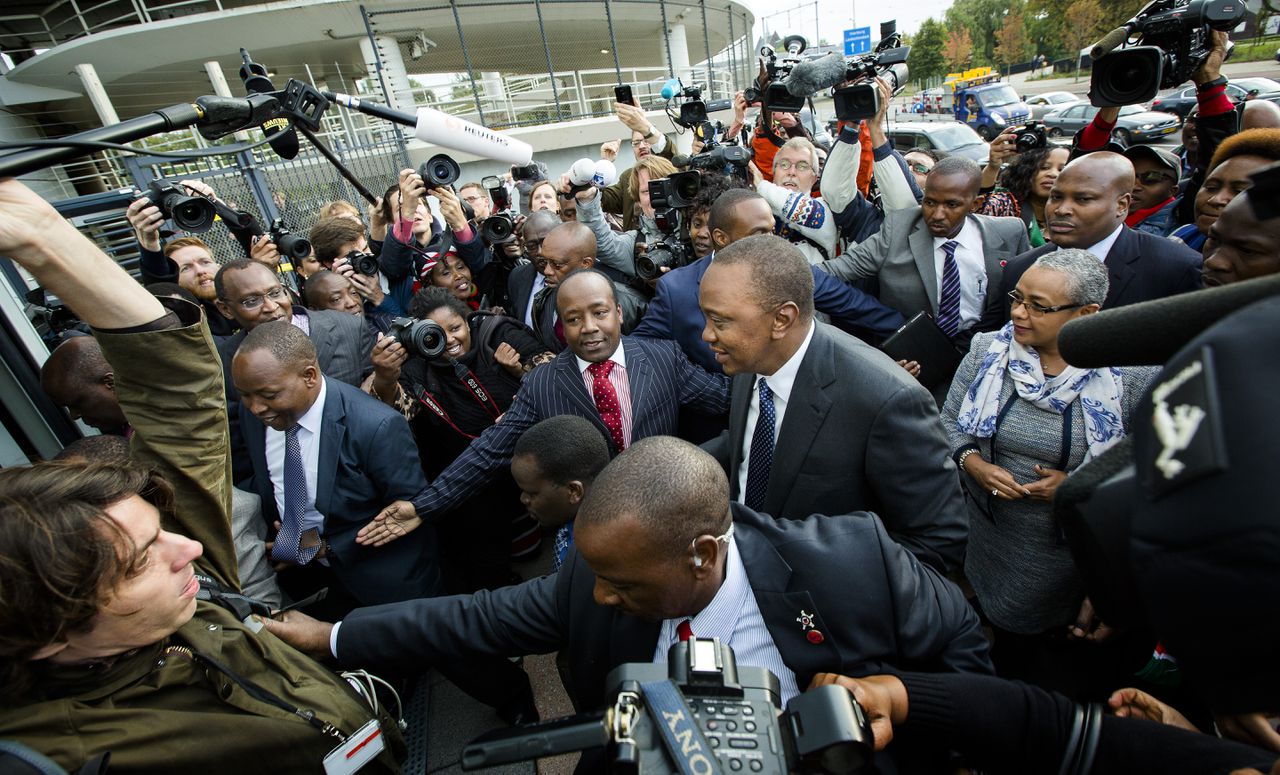 President Uhuru Kenyatta van Kenia arriveert vanochtend bij het Internationaal Strafhof (ICC).