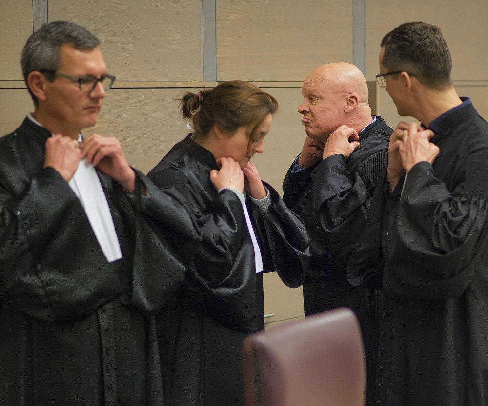 Portret van het justitiële team dat zich in de rechtbank richt op het berechten van jihadstrijders. De tweede van rechts is rechter J. van der Groen.