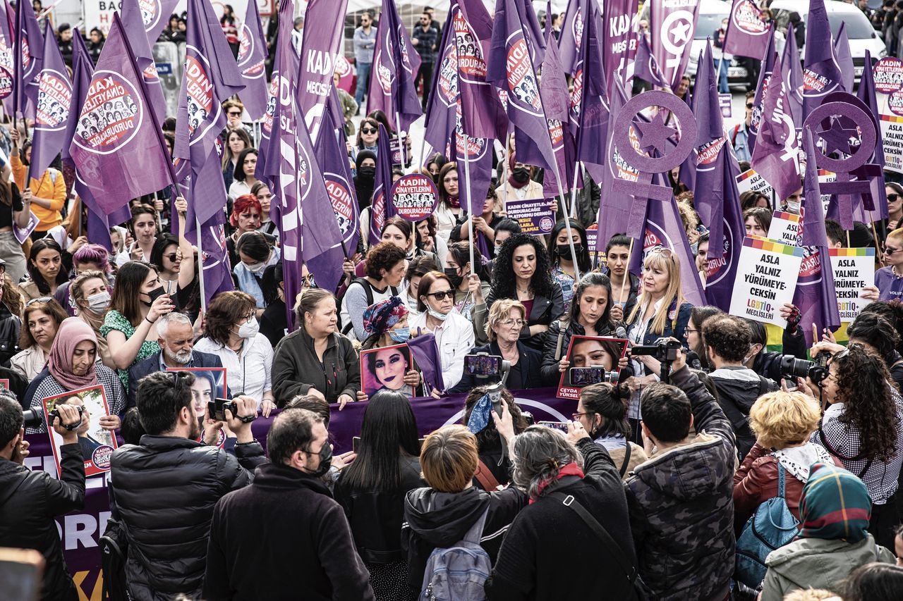 Tijdens een grote demonstratie in Istanbul protesteren mensen tegen de poging om een actiegroep die cijfers over femicide bijhoudt, door de rechter onwettig te laten verklaren. Het proces begint in juni.
