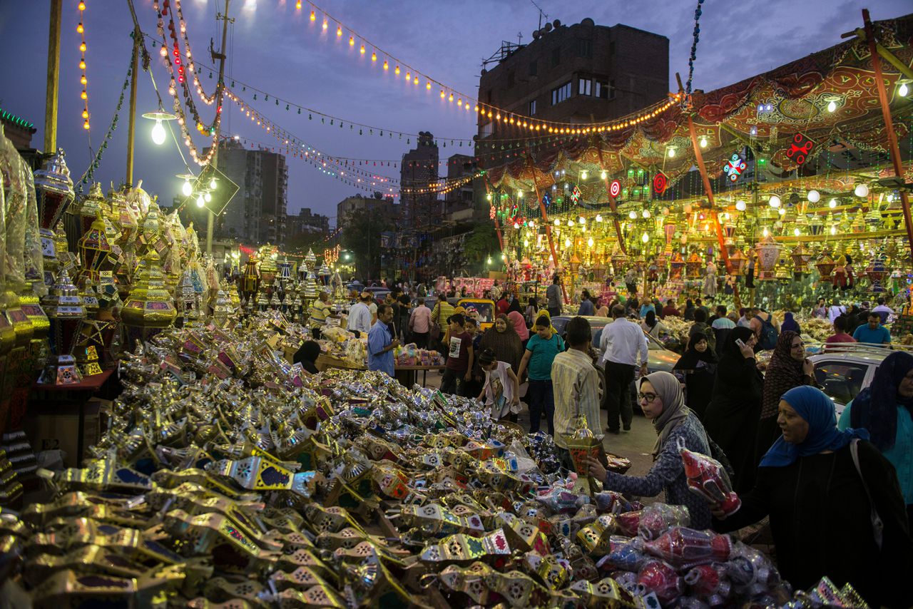 Een markt in Kairo waar gekleurde lantaarns, fanous, worden verkocht, waarmee men traditiegetrouw huizen en straten versiert.