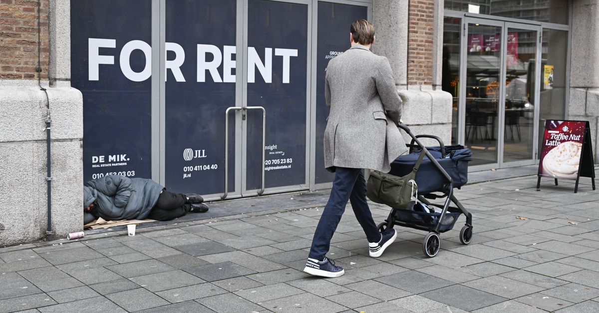 Drugs, poepen, slapen in portieken: overlastgevende daklozen worden harder aangepakt in Rotterdam