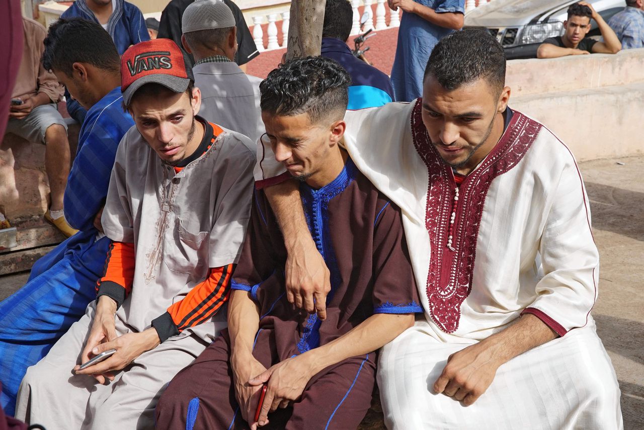 Familieleden rouwen om de slachtoffers van de overstroming in het zuiden van Marokko.