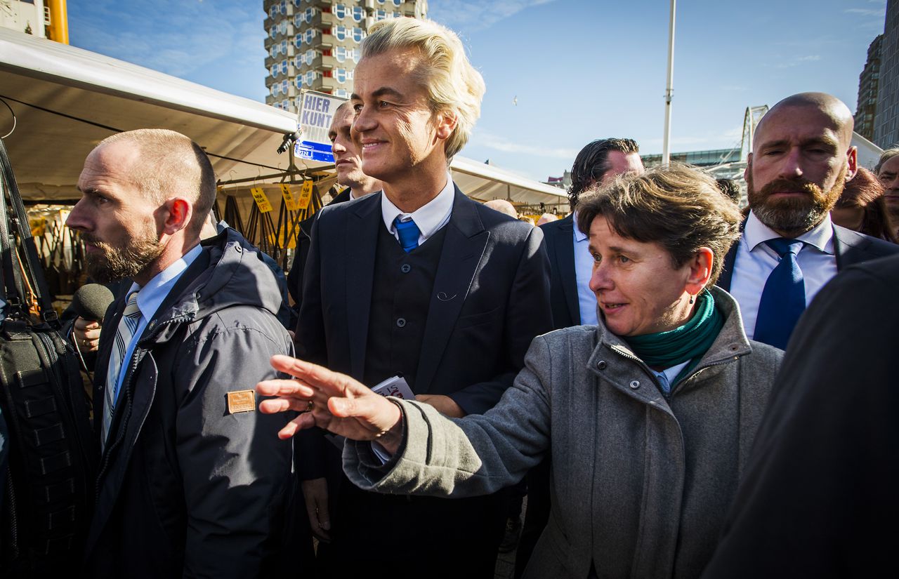 PVV Eerste-Kamerlid Marjolein Faber en PVV-leider Geert Wilders gisteren bij de Markthal in Rotterdam. De partij trapte hiermee de campagne van de PVV voor de Provinciale Statenverkiezingen af.