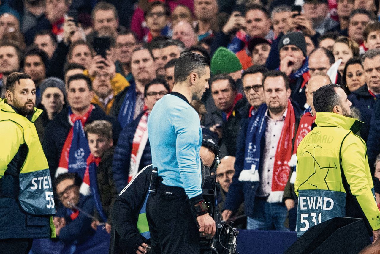 Boven: Damir Skomina bekijkt de 1-0 van Ajax tegen Real Madrid en zal de goal afkeuren. Onder: Serdar Gözübüyük bij het scherm tijdens Ajax-sc Heerenveen.