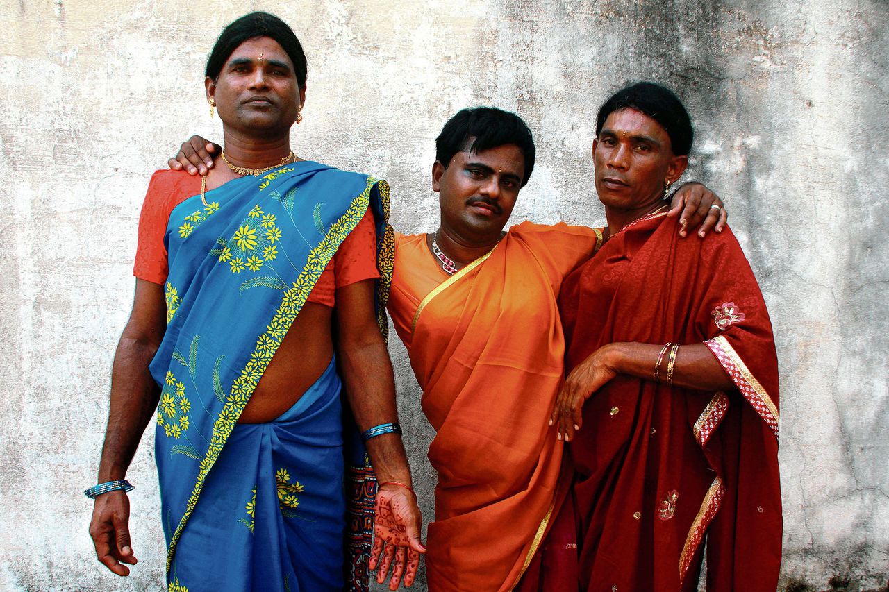 Transgenders op het jaarlijkse festival in de Koothandavar-tempel in Koovagam foto corbis