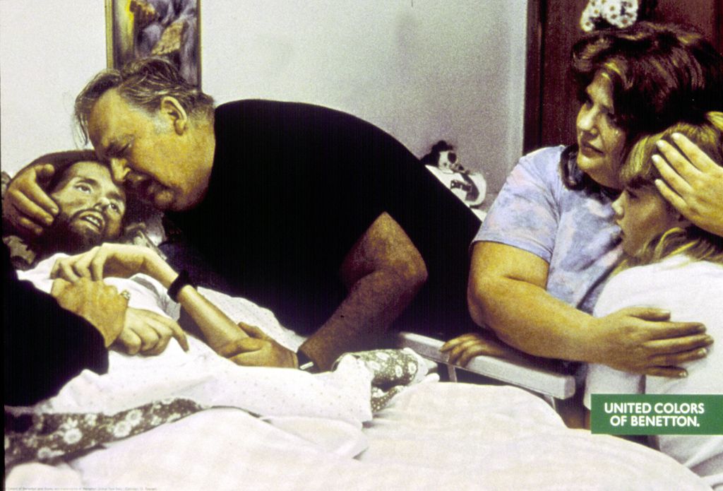 Benetton-poster Pietá uit 1992: een stervende aidspatiënt omringd door familieleden Foto Oliviero Toscani