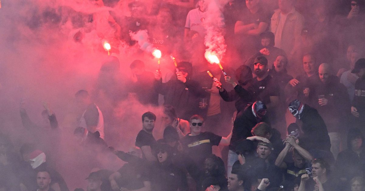 Vijf Cambuur-fans gewond nadat supporters van Feyenoord vuurwerk op tribune gooiden