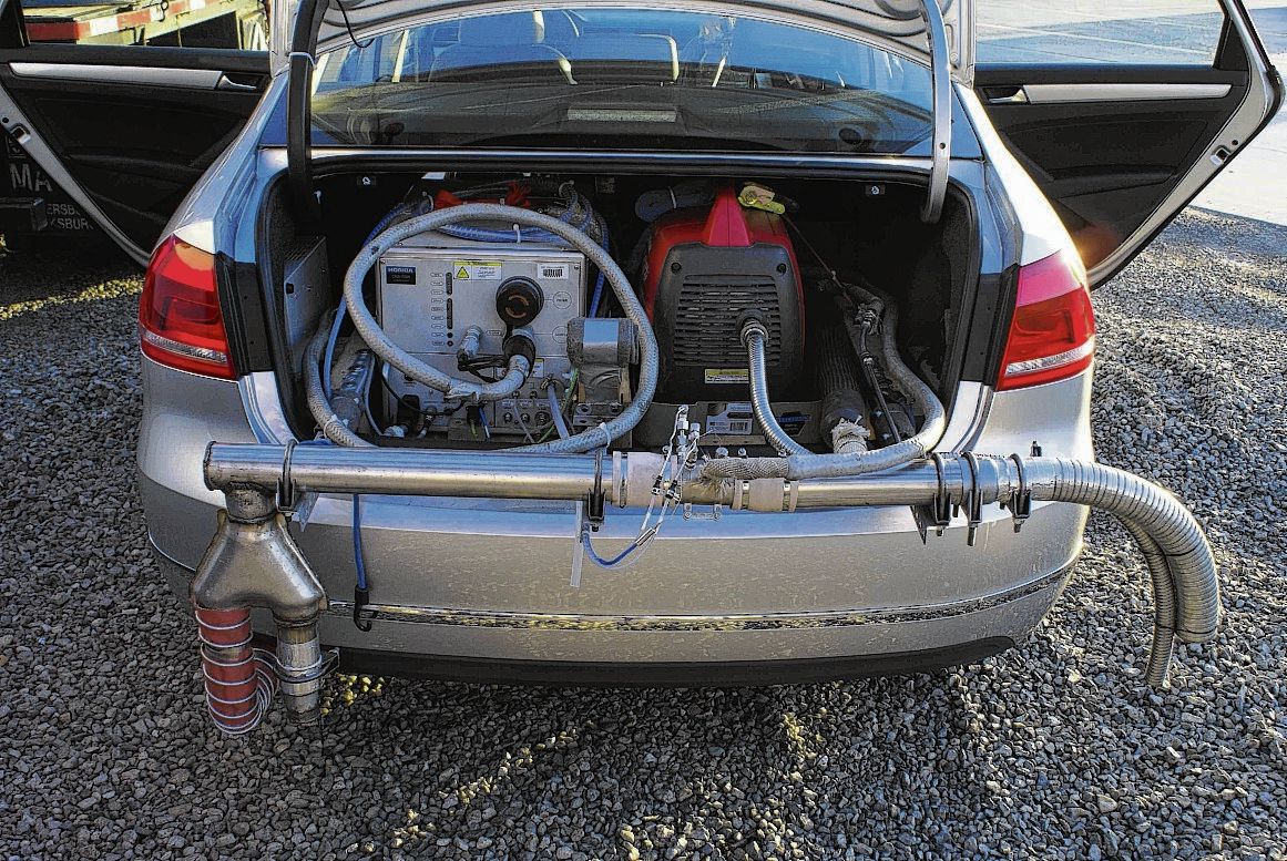 Een Volkswagen Passat uit 2012 wordt getest op uitstoot