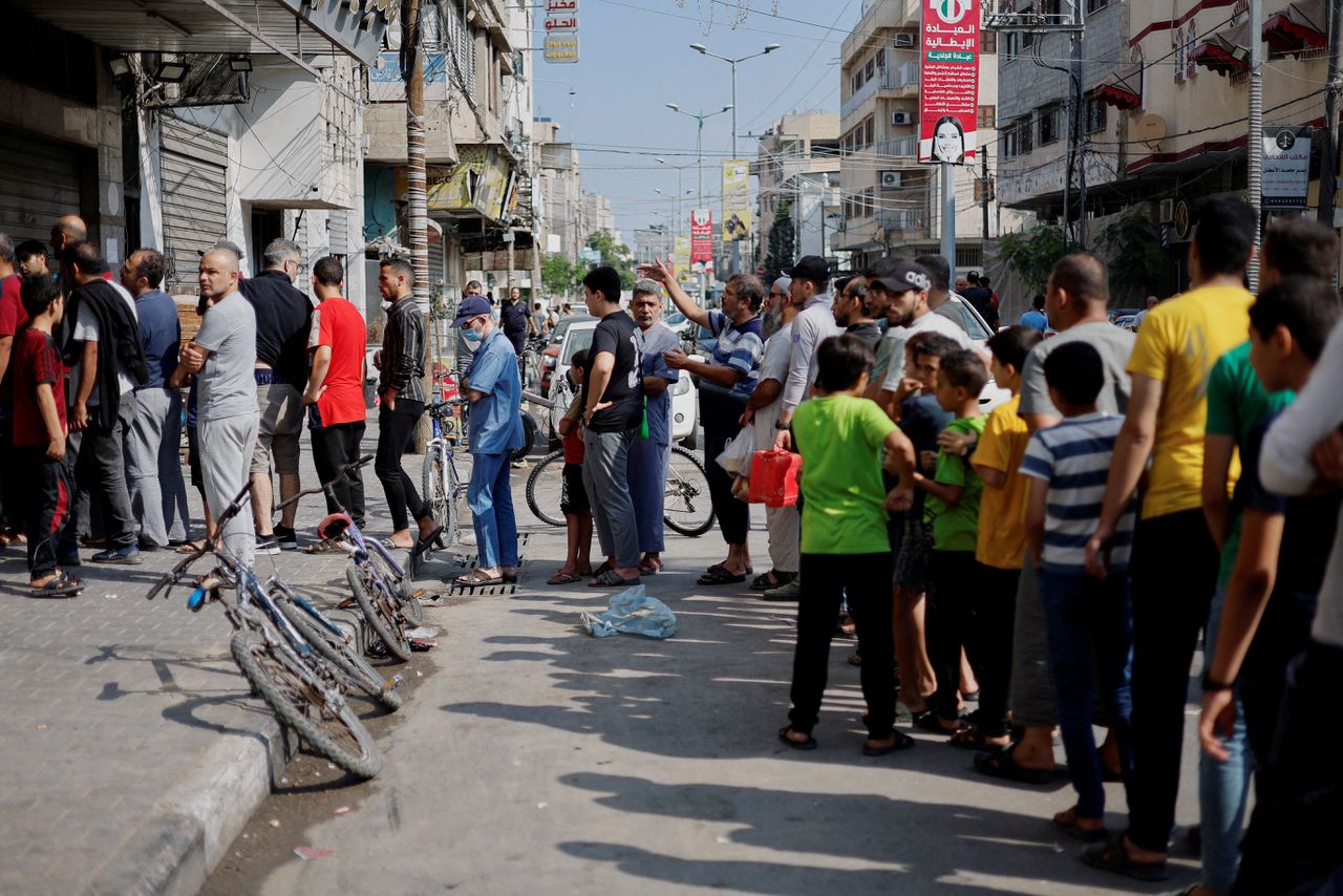 Vlucht uit Gaza-stad: ‘Ik staar urenlang naar de gezichtjes van mijn zonen, terwijl zij ’s nachts huilen onder de bommen’ 