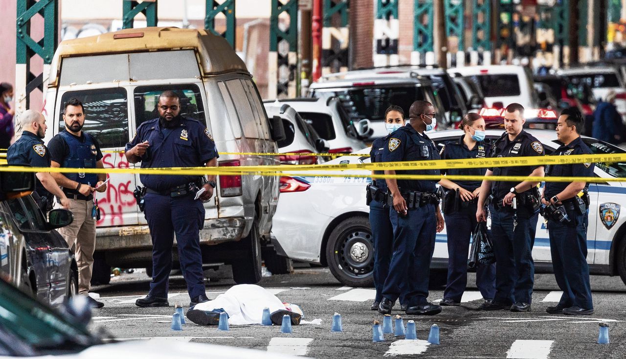 Politieagenten van New York City onderzoeken de scène waar een man werd neergeschoten en gedood in de wijk Brooklyn, New York, New York, VS, 11 juni 2021.