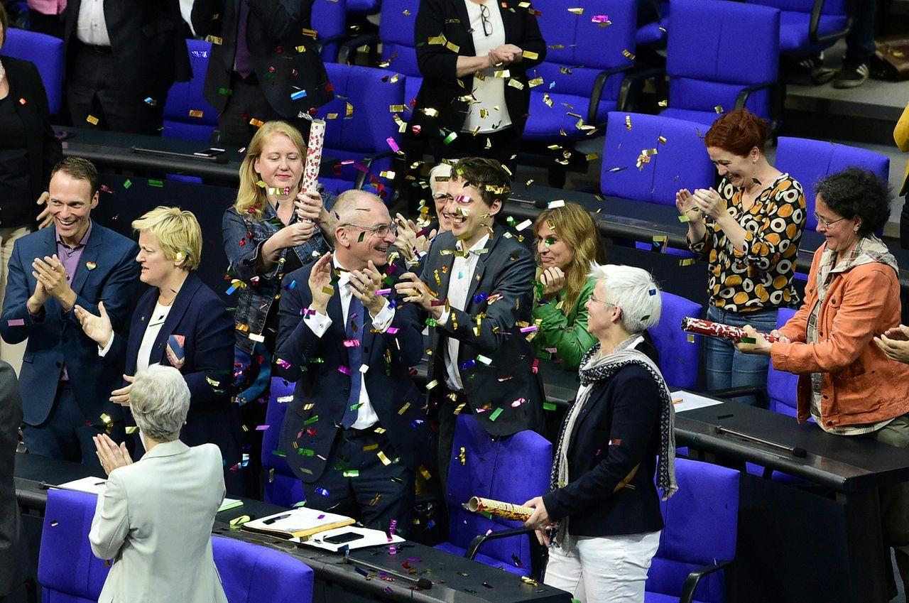 Duitse parlementsleden van de Groenen vieren feest nadat de Bondsdag heeft ingestemd met het homohuwelijk.