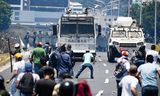 Tegenstanders van president Maduro botsen dinsdag met militairen die loyaal zijn aan de president.