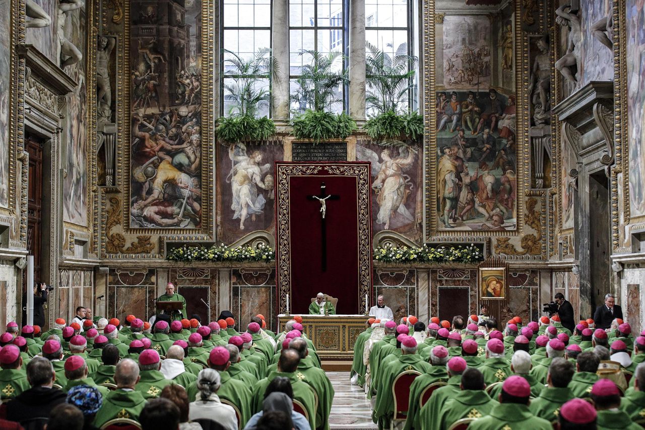 Paus Franciscus tijdens een dienst in het Vaticaan zondag op de laatste dag van een speciale top over misbruik in de Katholieke Kerk.