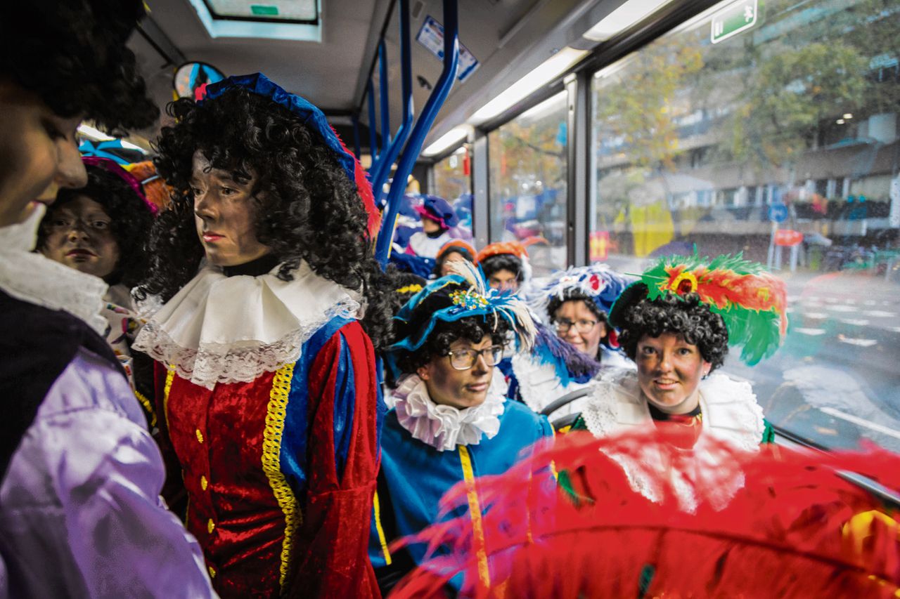 Meer dan vierhonderd vrijwilligers werden zaterdag in Amsterdam van pak voorzien, bepruikt en geschminkt. Dit jaar waren er alleen nog