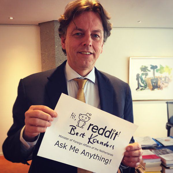 Minister Koenders voorafgaand aan de AMA op Reddit.