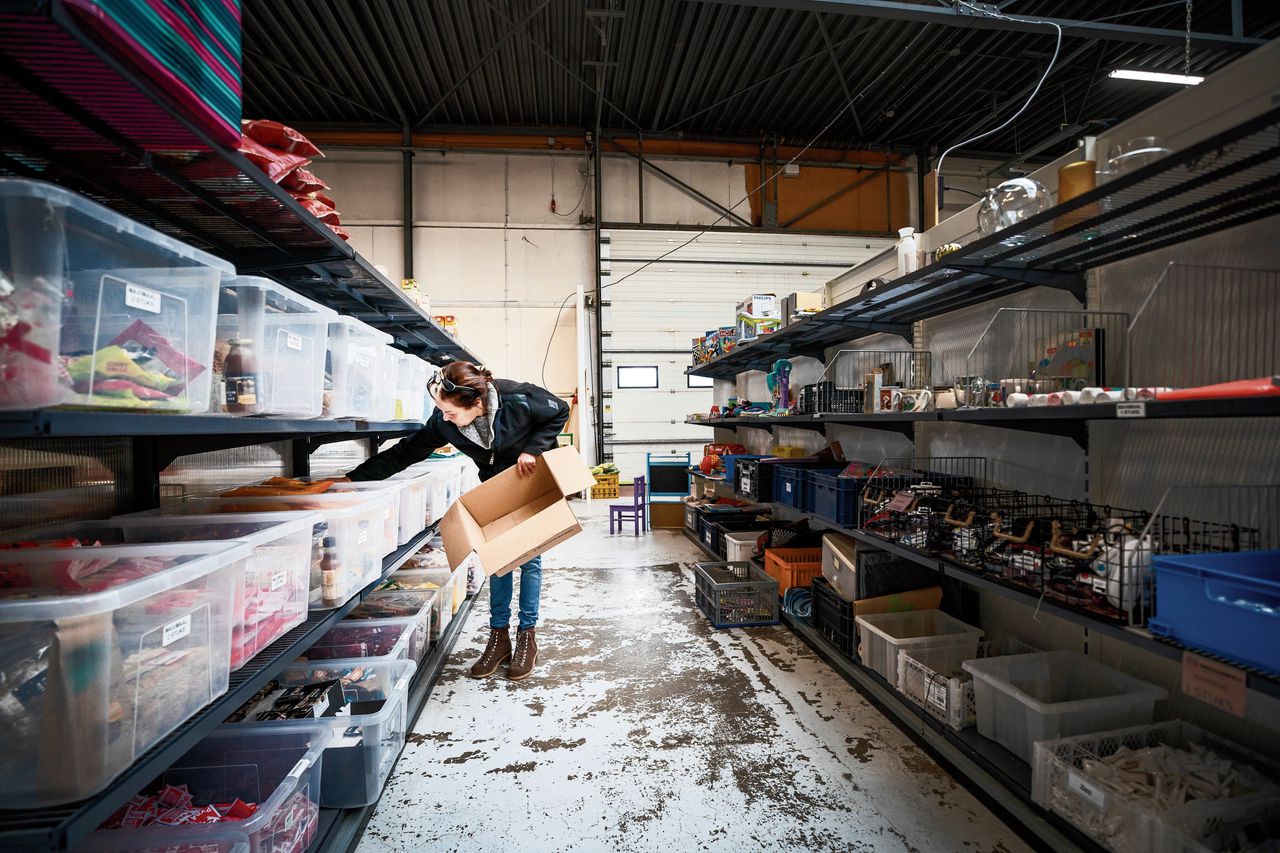 Voedselbank Hoeksche Waard is een van de locaties die meer op een gewone supermarkt is gaan lijken: klanten kunnen zelf producten kiezen.