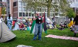 Demonstrerende studenten op het Roeterseiland in Amsterdam.
