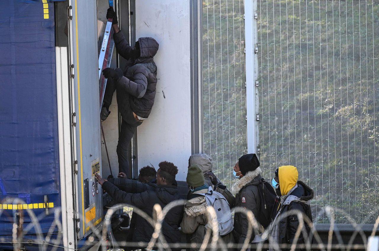 Migranten in het Franse Calais proberen illegaal op de veerboot te komen naar het Verenigd Koninkrijk.