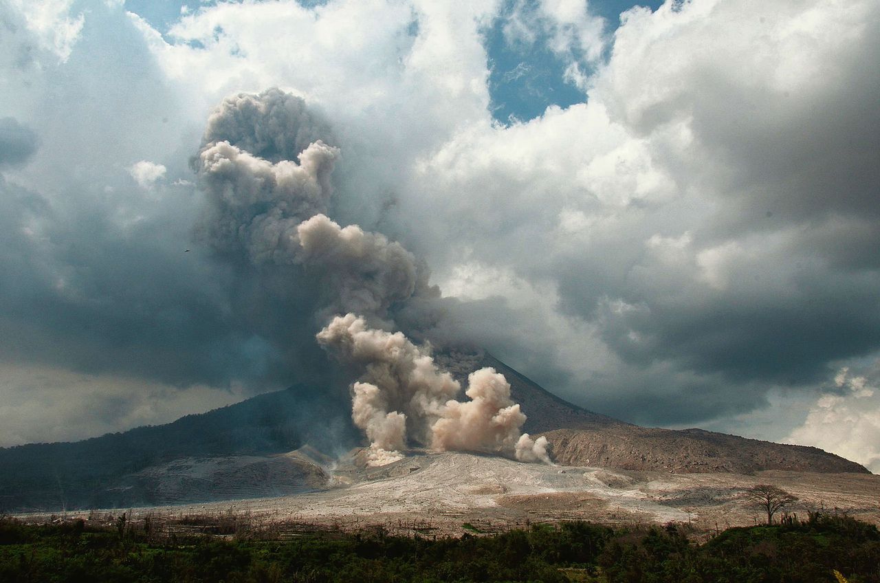 Stofwolken boven de vulkaan Sinabung in Indonesië. Vulkaanuitbarstingen beïnvloeden tijdelijk de temperatuur op aarde. Wetenschappers zoeken technologisch vergelijkbare manieren om de temperatuur langdurig omlaag te brengen.