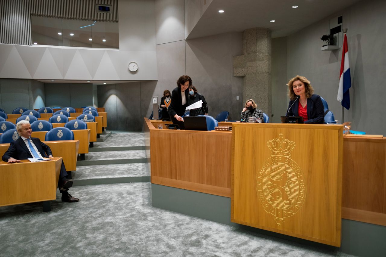 Tweede Kamervoorzitter Vera Bergkamp (rechts) kreeg veel kritiek van Geert Wilders (PVV) tijdens het debat over de regeringsverklaring.