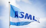 Een ASML-vlag buiten het hoofdkantoor.  De Nederlandse chipmachinemaker krijgt te maken met strengere exportbeperkingen.