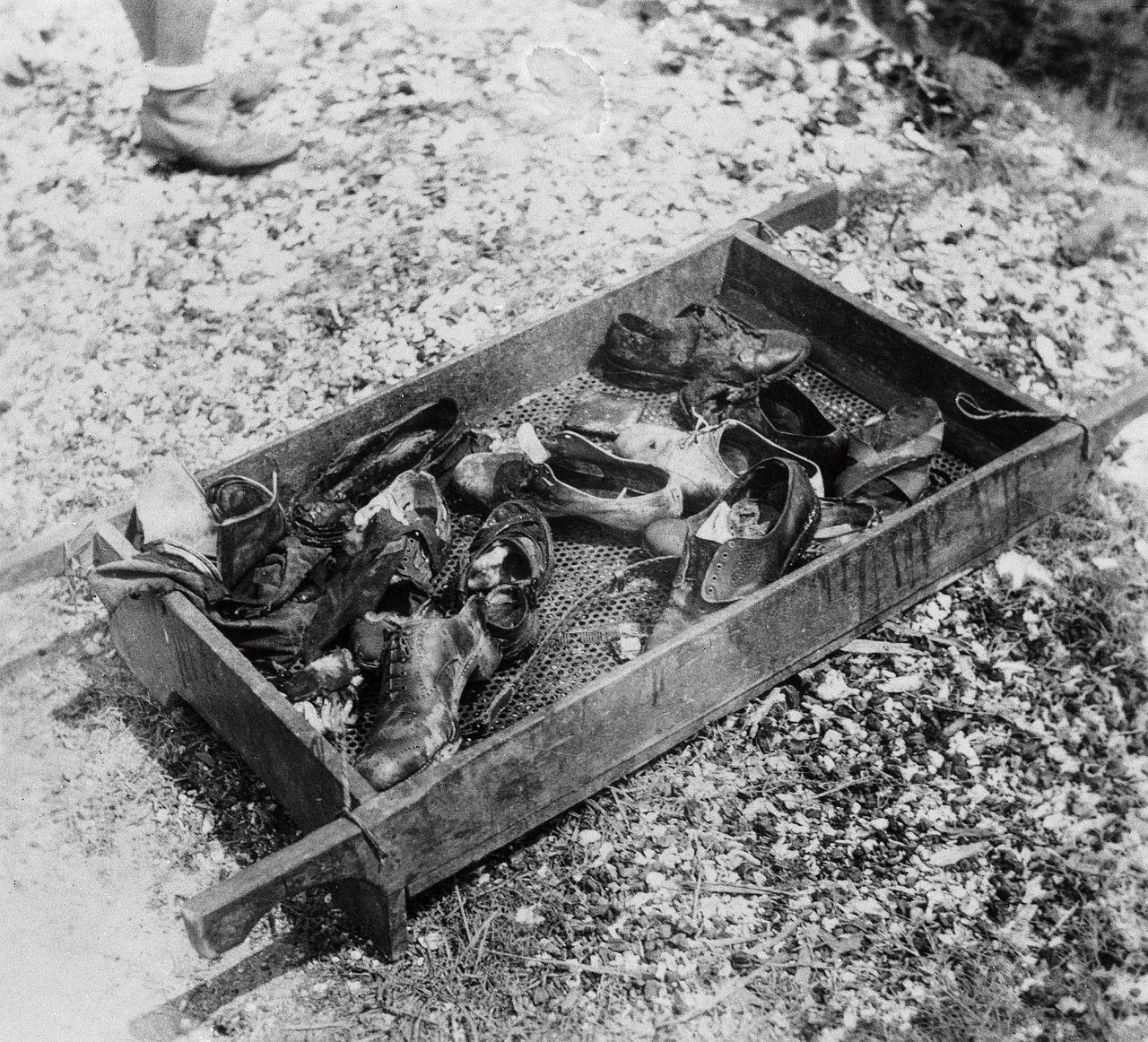 Schoenen bij een massagraf van vermoorde etnische Chinezen bij Malang.