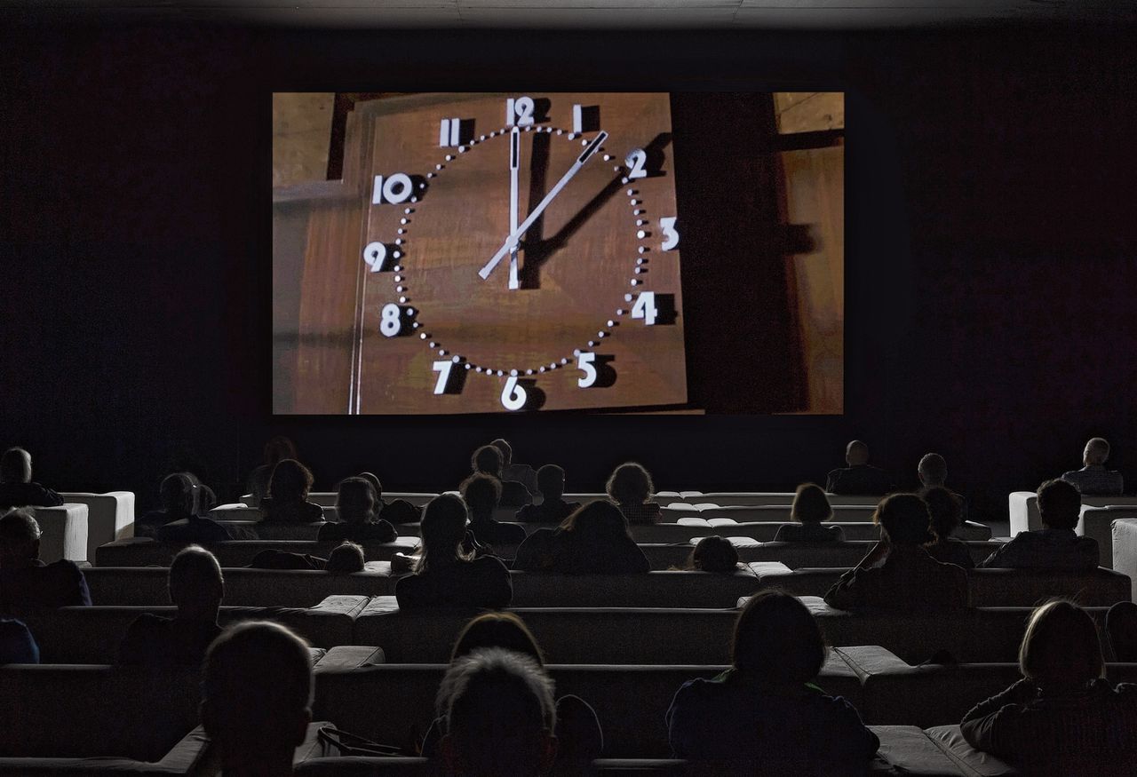 In ‘The Clock’ van Christian Marclay tikt gedurende 24 uur de tijd weg.