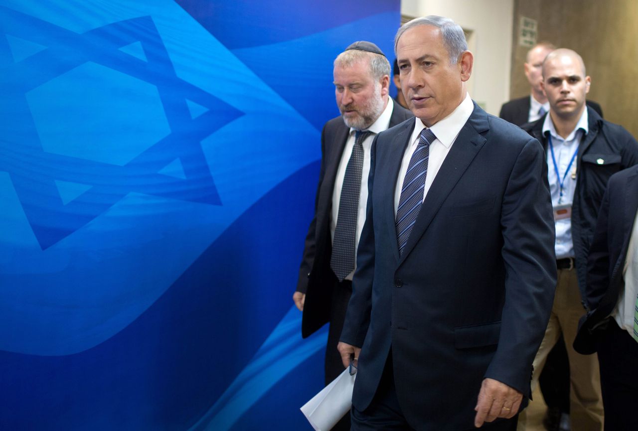 Netanyahu loopt tussen leden van zijn kabinet.