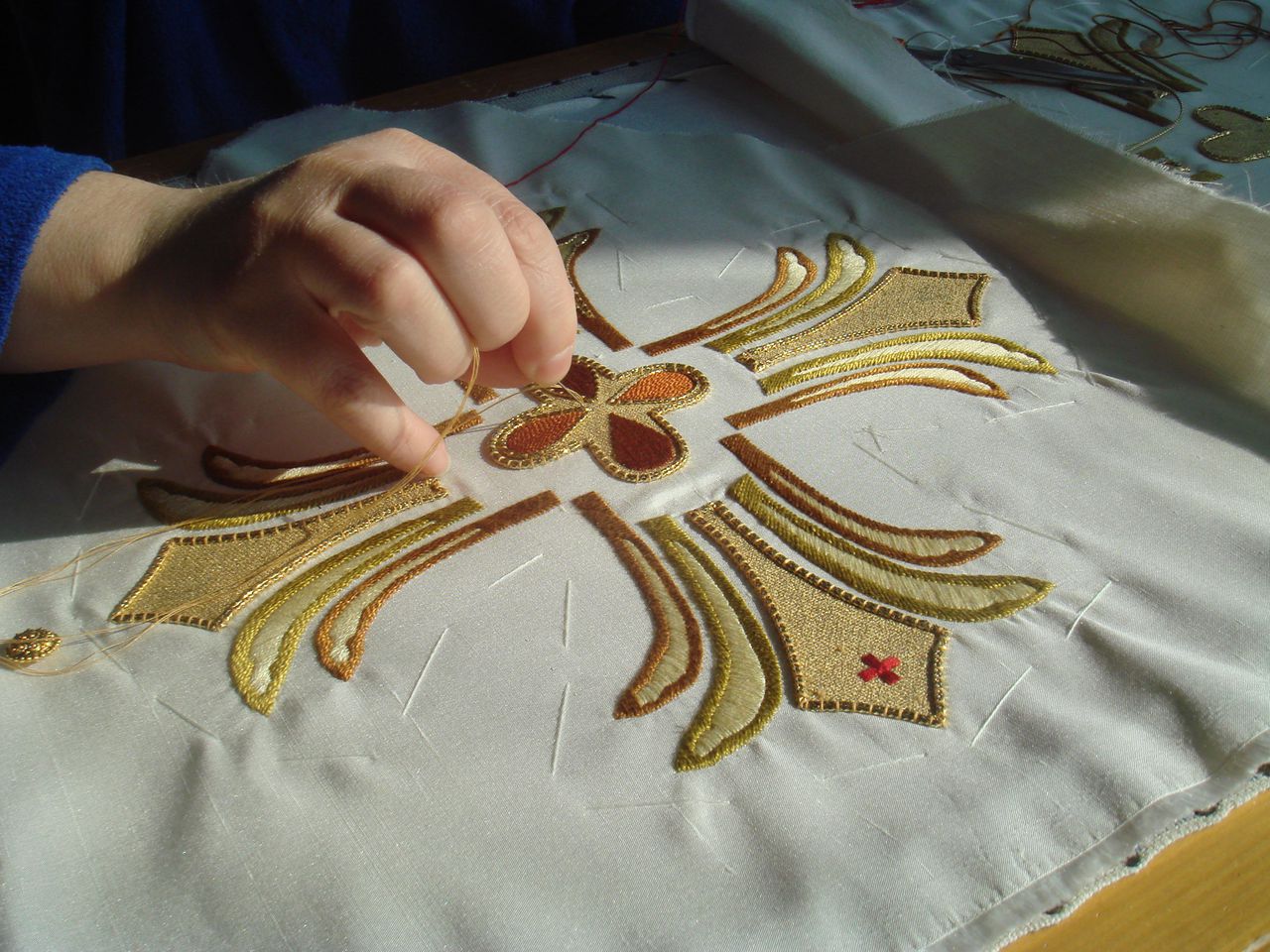 Productie van liturgische gewaden in het atelier van de Nederlandse leverancier Stadelmaier in Roemenië.