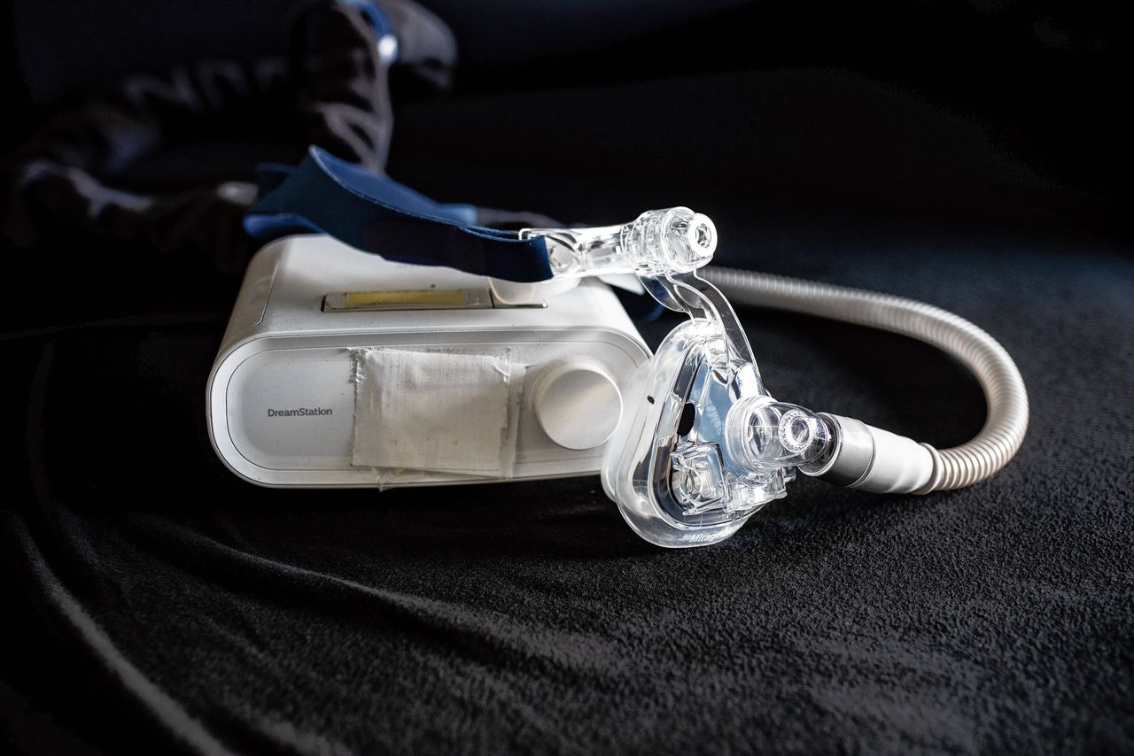 Een apneu-apparaat van Philips. Dit geeft patiënten een continue luchtstroom tijdens de slaap.