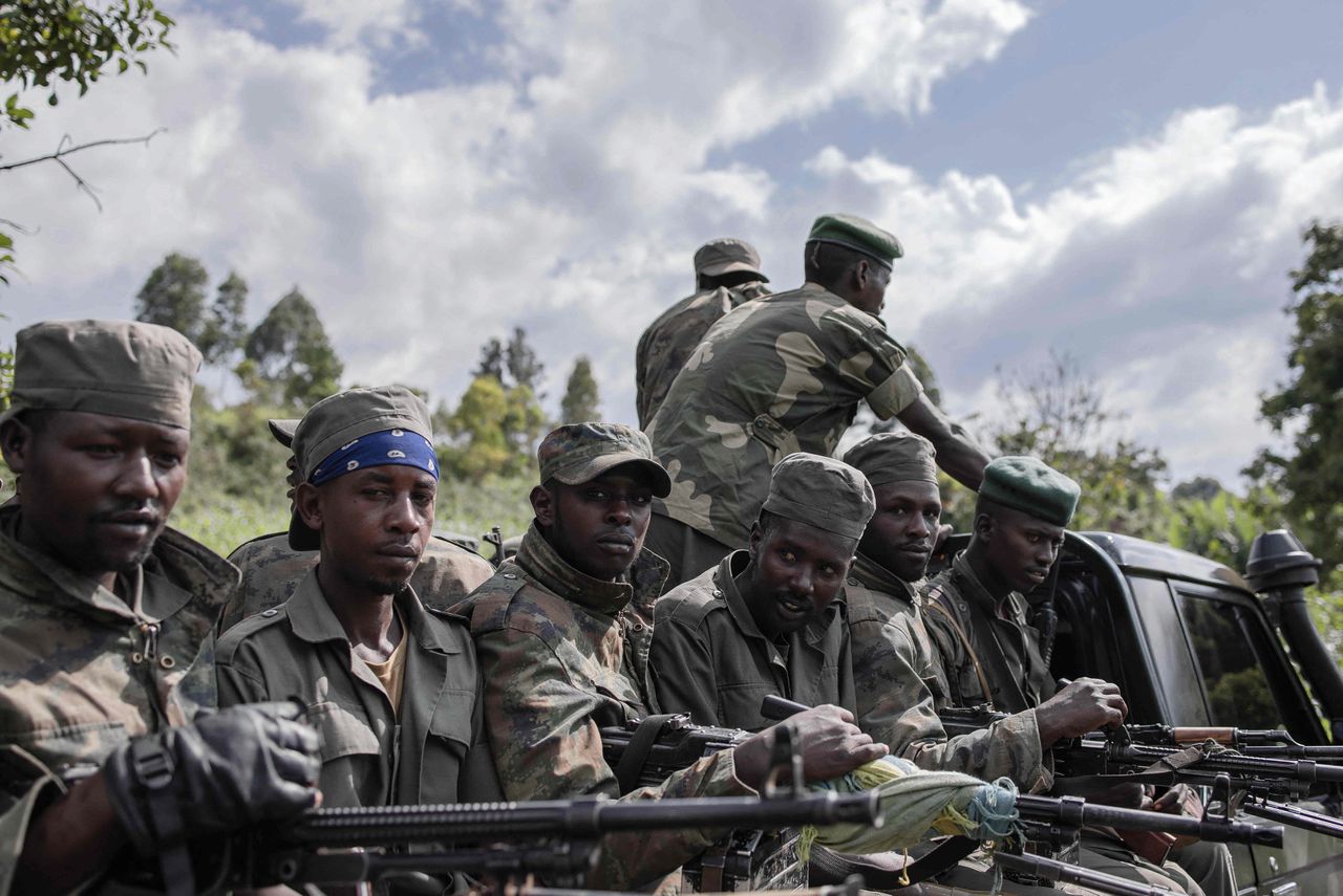 Strijders van de Congolese rebellengroep M23 na de overdracht van een legerkamp bij Rumangabo aan een Oost-Afrikaanse vredesmacht, eerder deze maand.