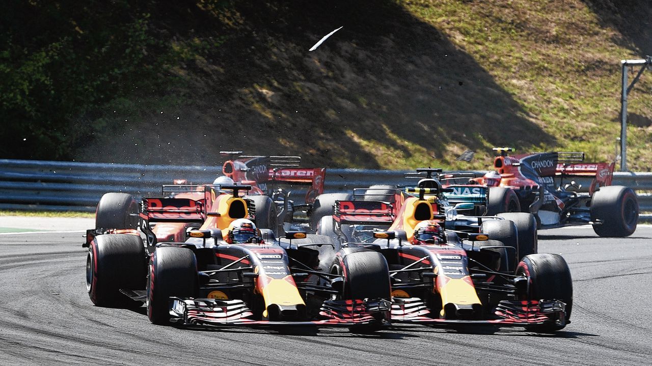 Max Verstappen (rechts) botst met ploeggenoot Daniel Ricciardo tijdens een inhaalmanoeuvre op het Formule-1-circuit van Hongarije in 2017.
