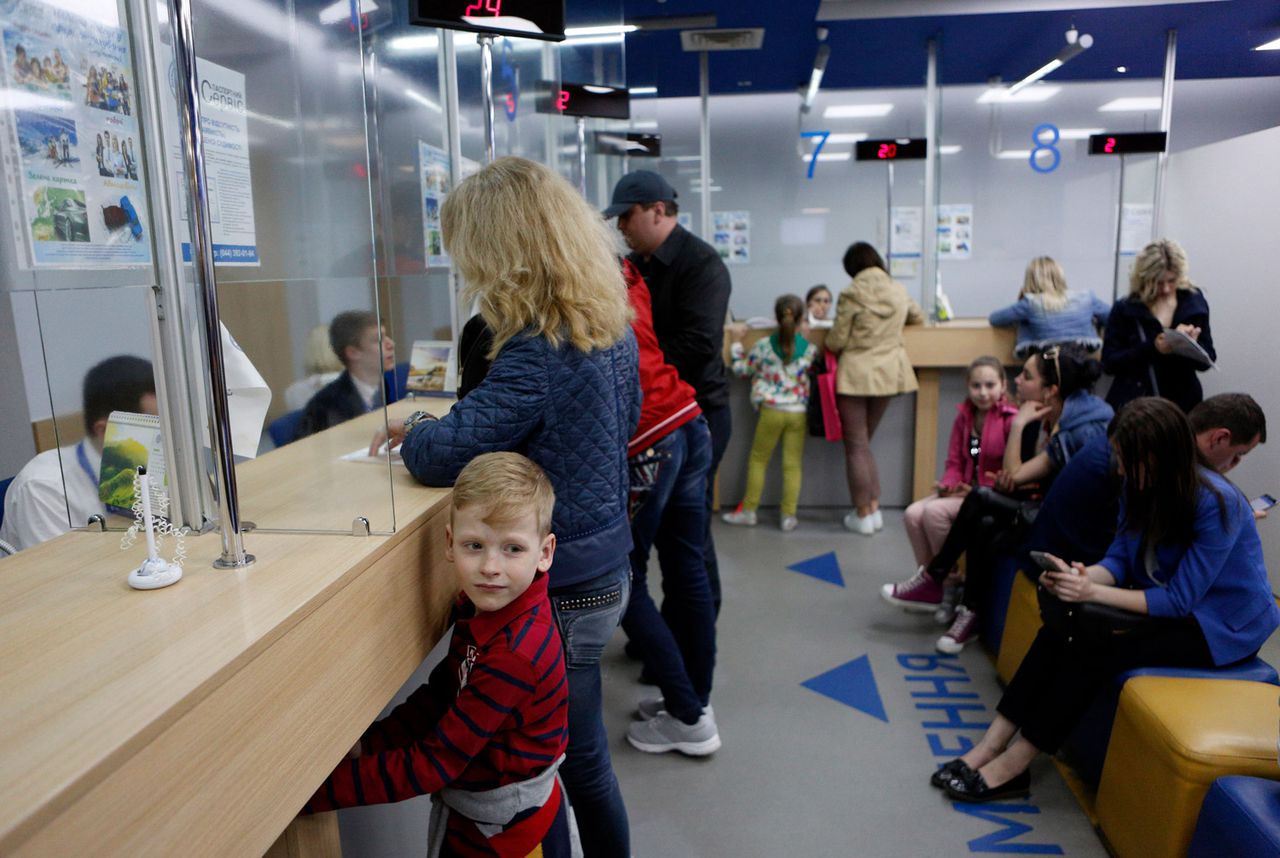 Inwoners van Oekraïne regelen documenten om ervoor te zorgen dat ze een internationaal paspoort kunnen krijgen.