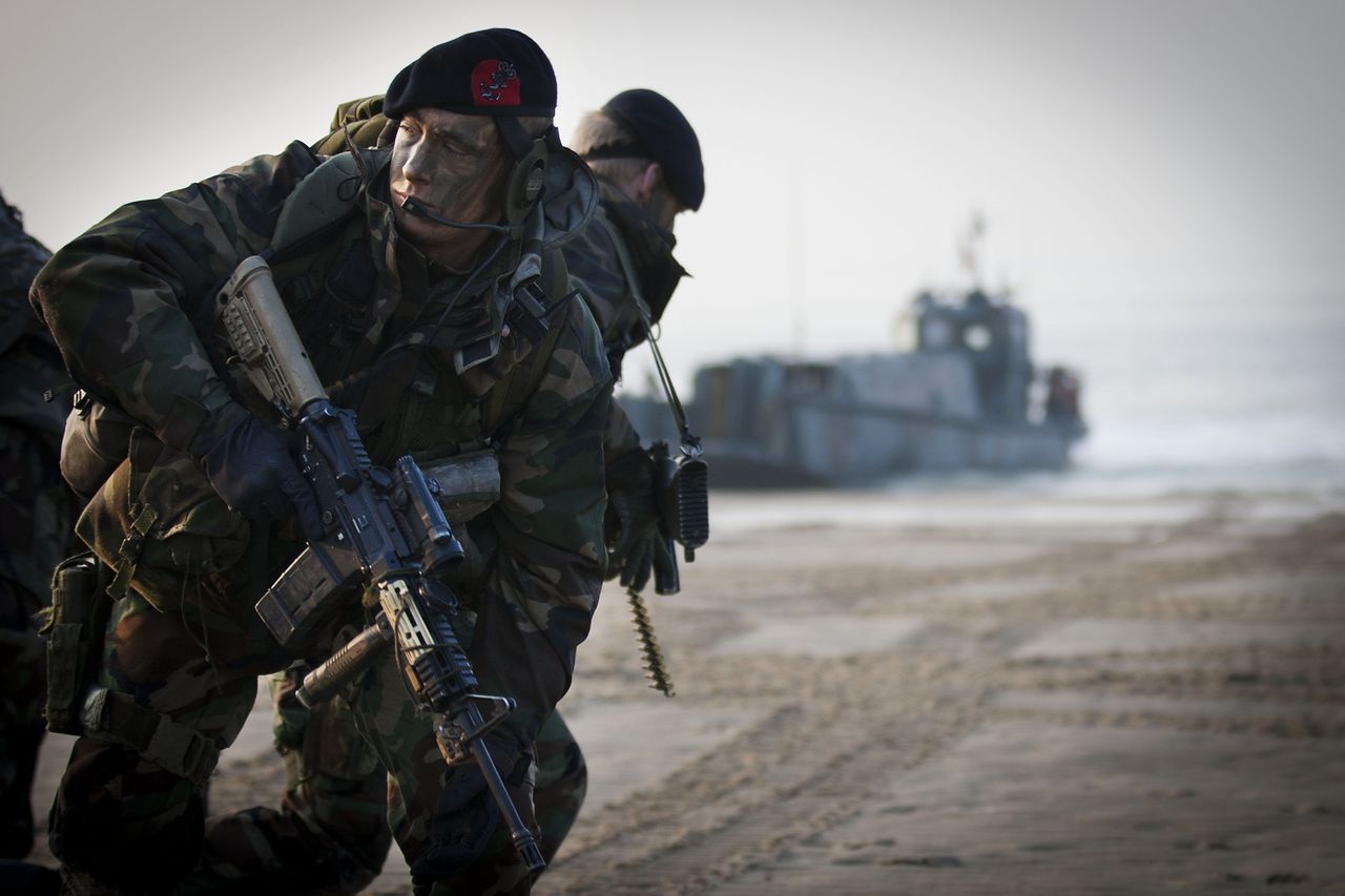 Mariniers tijdens een oefening op het Vlissingse Badstrand ter voorbereiding van de grote NAVO-oefening in april aan de Westkust van Schotland.