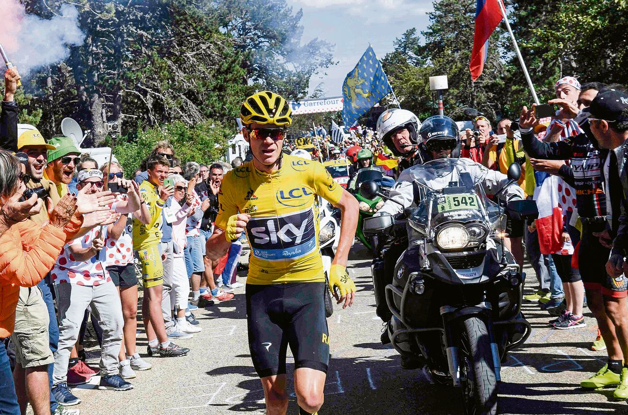 Na een val in de twaalfde etappe van de Tour, donderdag, rende geletruidrager Chris Froome een stuk van de route.