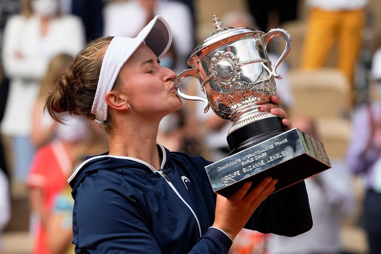 Barbora Krejcikova kust de beker nadat ze de finale van Roland Garros heeft gewonnen.