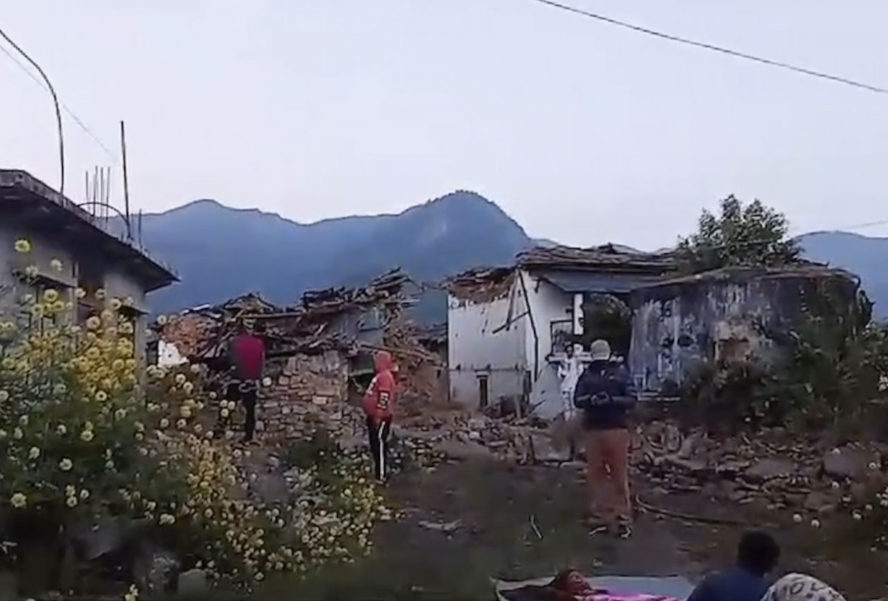 Zeker 128 doden en tientallen gewonden bij aardbeving in Nepal 
