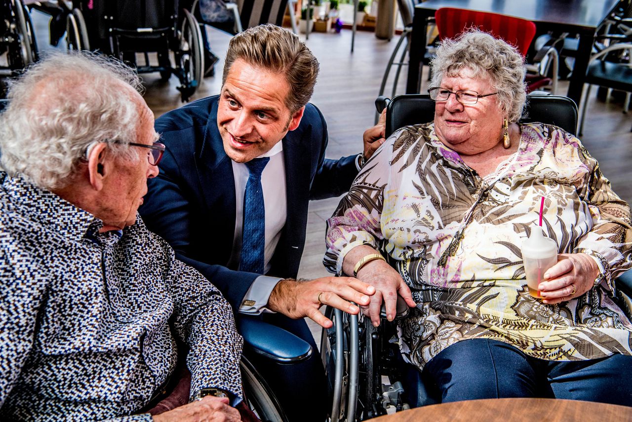 Minister Hugo de Jonge (Volksgezondheid, Welzijn en Sport, CDA) op bezoek in een verpleeghuis in ’s-Gravenzande.