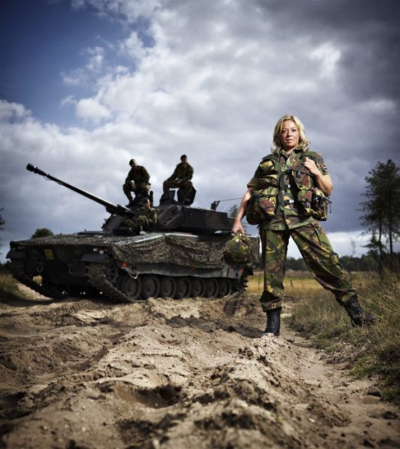 Jeanine Hennis-Plasschaert ( VVD) als militair in Amersfoort.