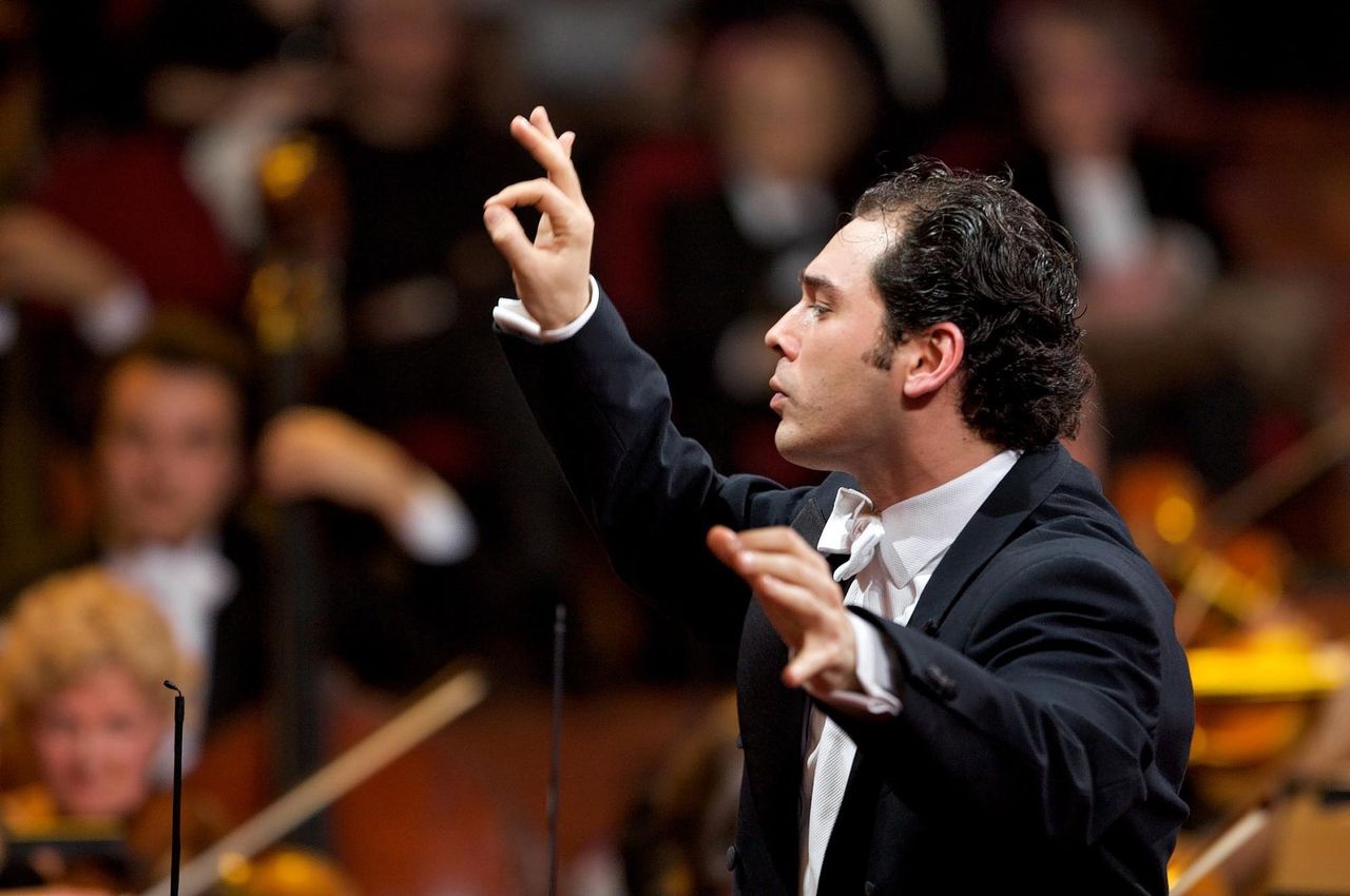 Dirigent Tugan Sokhiev leidt deze week het Concertgebouworkest.