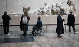 Bezoekers in het British Museum bij de van oorsprong Griekse Elgin Marbles, die Griekenland graag terug wil, maar het VK zelf wil houden. 