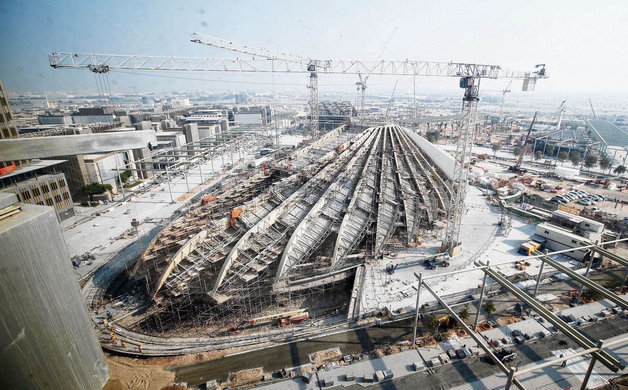 Het paviljoen van de Verenigde Arabische Emiraten in aanbouw op de Expo 2020 in Dubai. Architect Santiago Calatrava ontwierp een gebouw in de vorm van een valk.
