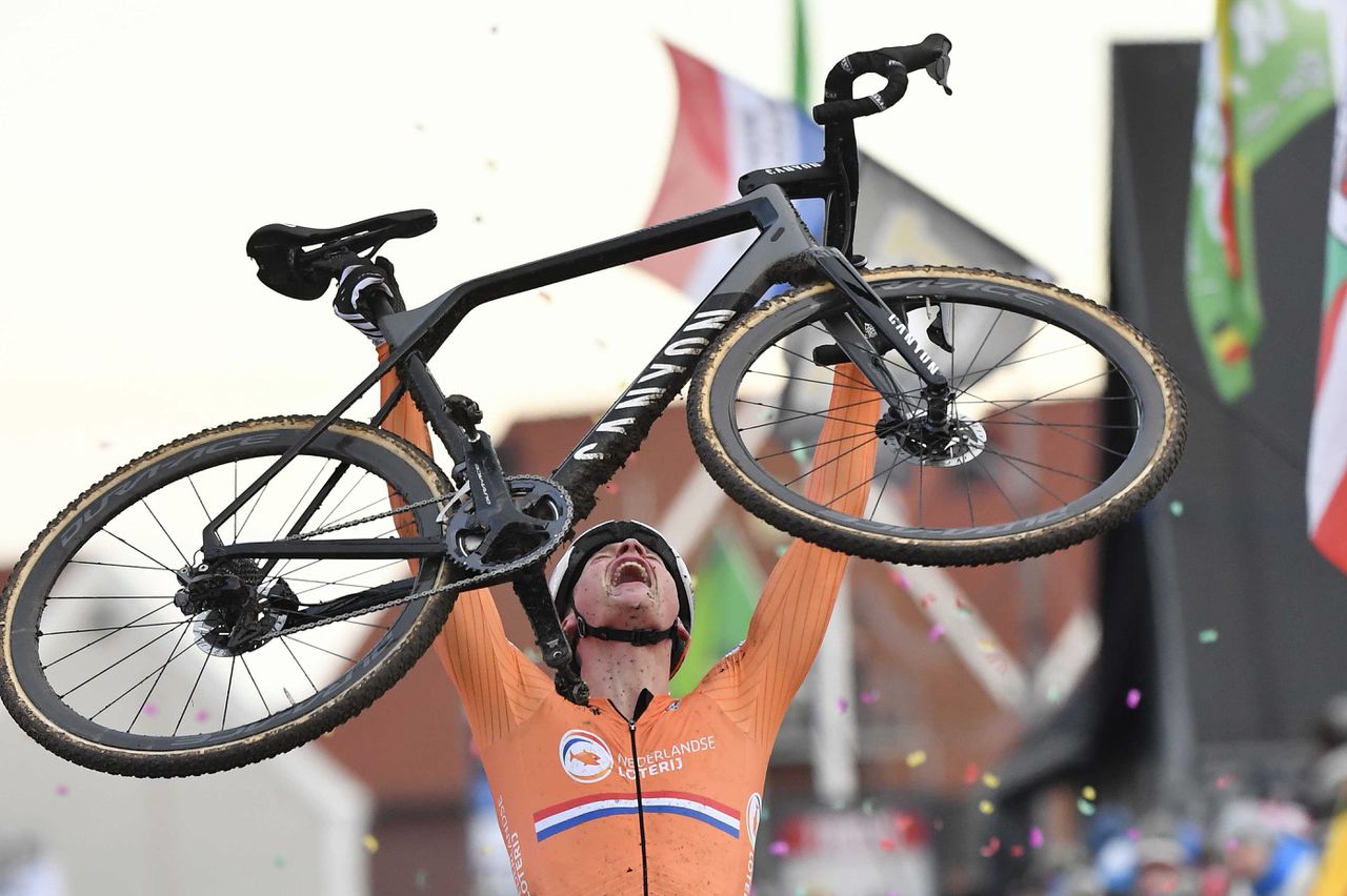 Van der Poel soleert naar wereldkampioenschap veldrijden 