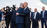 President Biden omhelst premier Netanyahu bij aankomst in Tel Aviv, Israël, afgelopen woensdag.