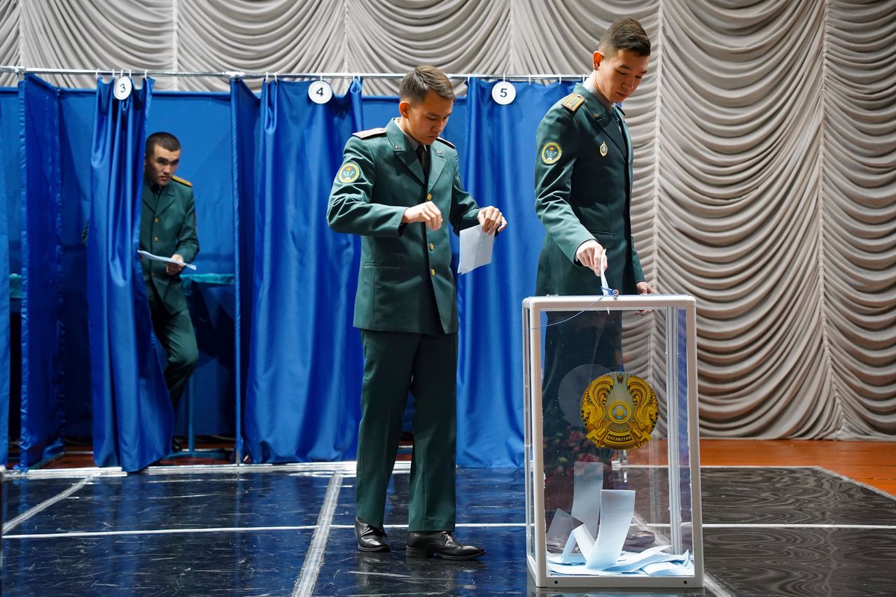 Exitpolls voorspellen overweldigende winst voor president Tokajev 