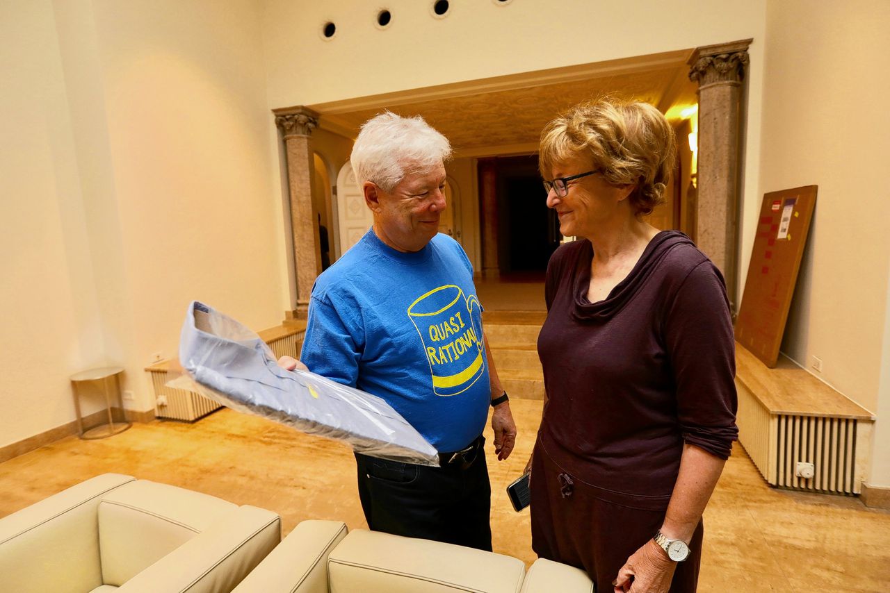 Richard Thaler kiest thuis in Chicago met zijn vrouw een overhemd uit om interviews in te geven, net na de aankondiging dat hij de Nobelprijs voor Economie heeft gewonnen