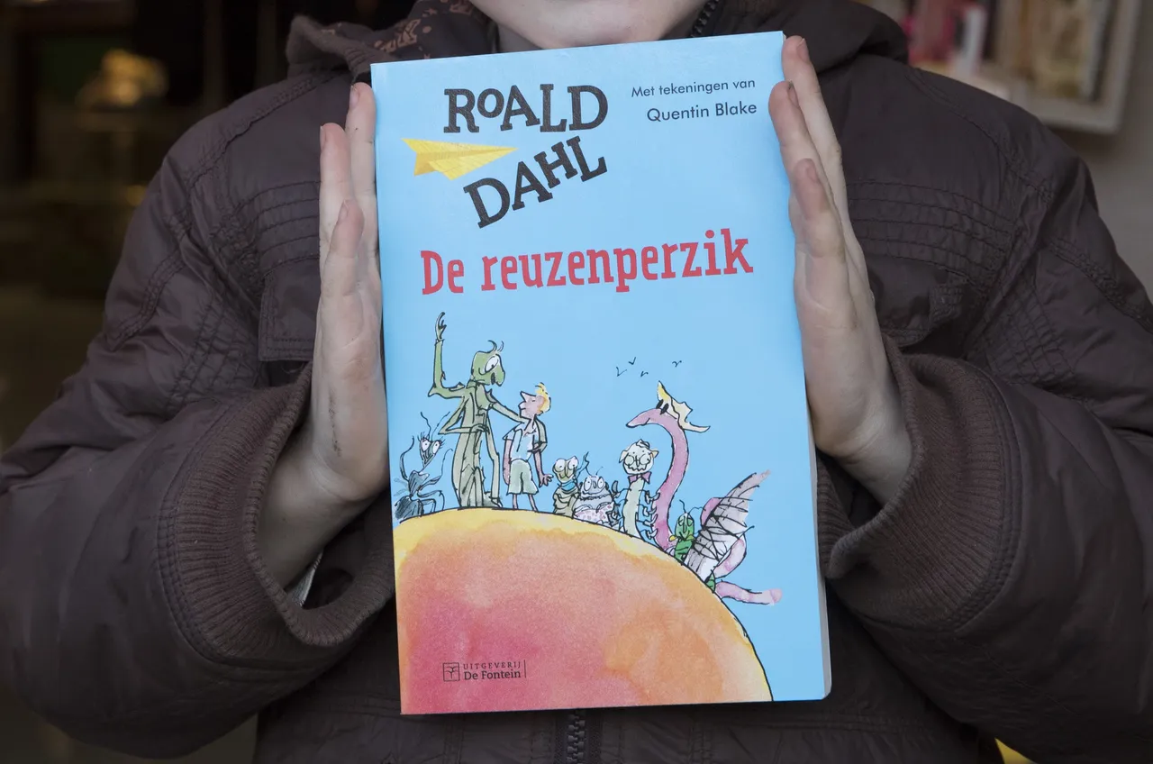 Foto van handen met boek van Dahl
