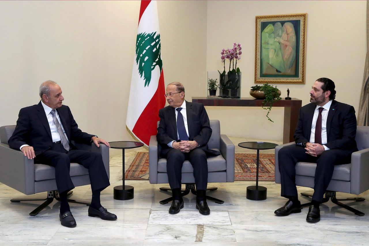 De Libanese president Michel Aoun (midden) ontvangt in zijn paleis in Beiroet premier Saad Hariri (r) en parlementsvoorzitter Nabih Berri (l).